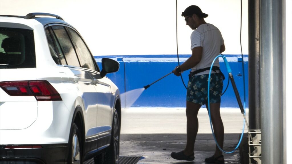 No se puede lavar el coche, salvo en establecimientos acreditados para esta actividad que usan recirculación del agua.