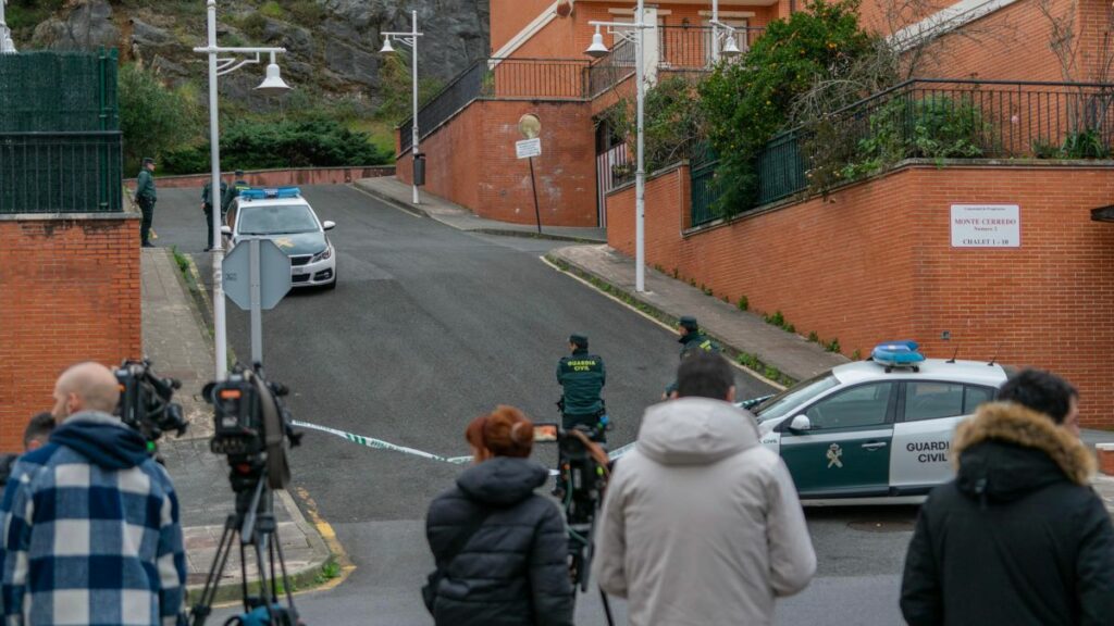 Zona acordonada donde han hallado el cuerpo sin vida de una mujer, en Castro Urdiales, Cantabria (España)