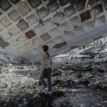 Niños inspeccionan los restos de una mezquita bombardeada por Israel en Gaza