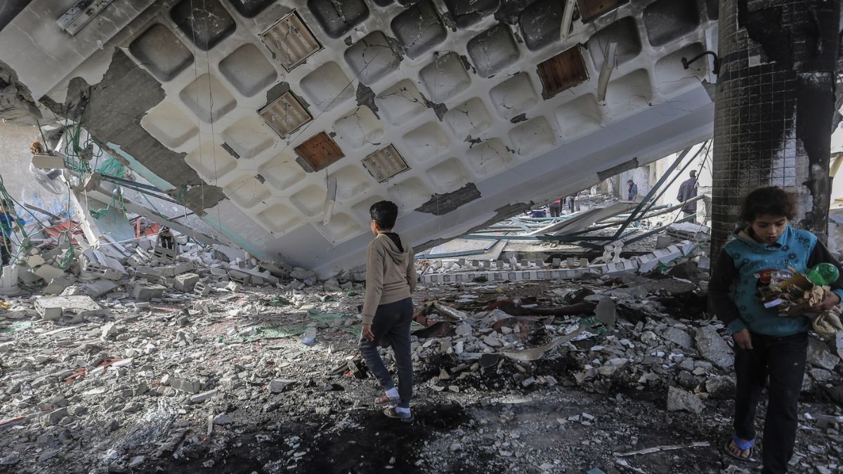 Niños inspeccionan los restos de una mezquita bombardeada por Israel en Gaza