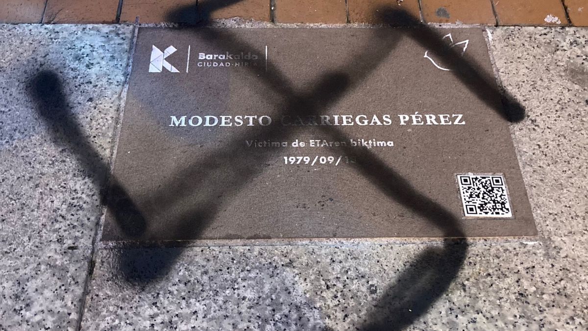La placa vandalizada con una esvástica de Modesto Carriegas