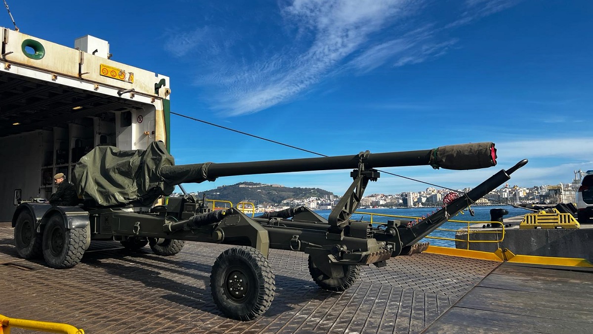 Uno de los obuses SIAC 155/52 que el Ejército de Tierra ha trasladado a Ceuta