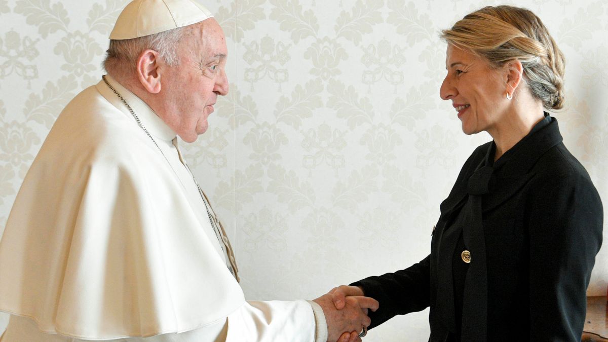 El papa Francisco saluda a Yolanda Díaz