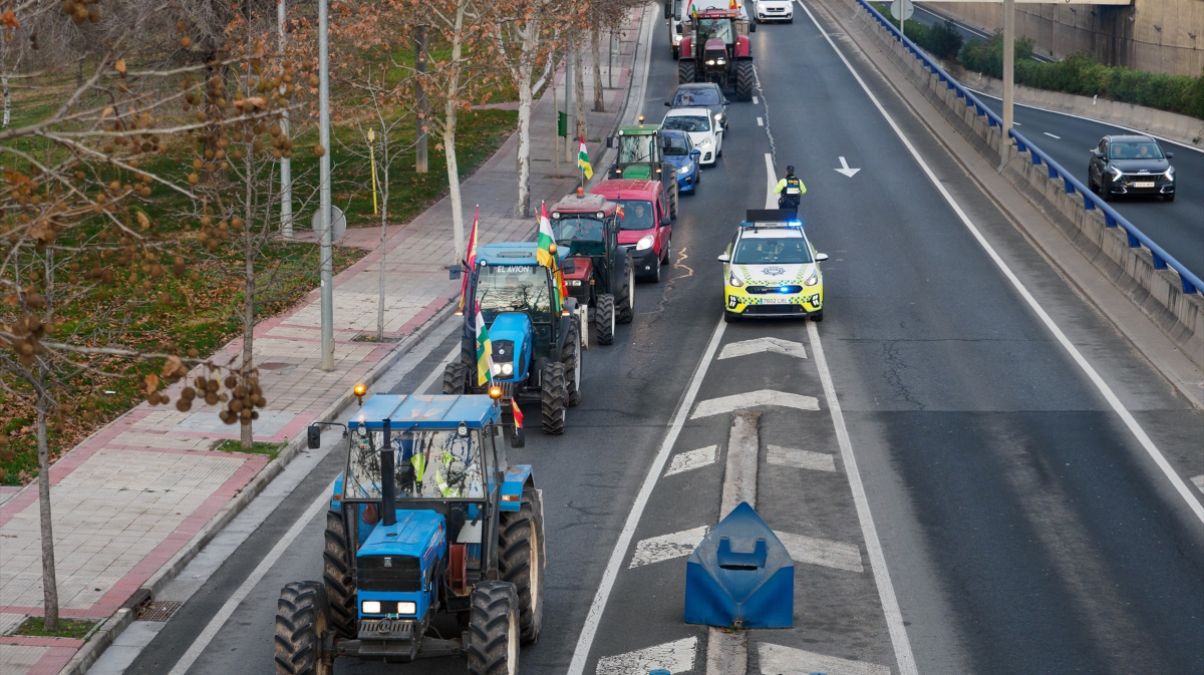 Varios tractores llegan por la N-111 hasta concentrarse en el Palacio de los Deportes de Logroño (La Rioja).
