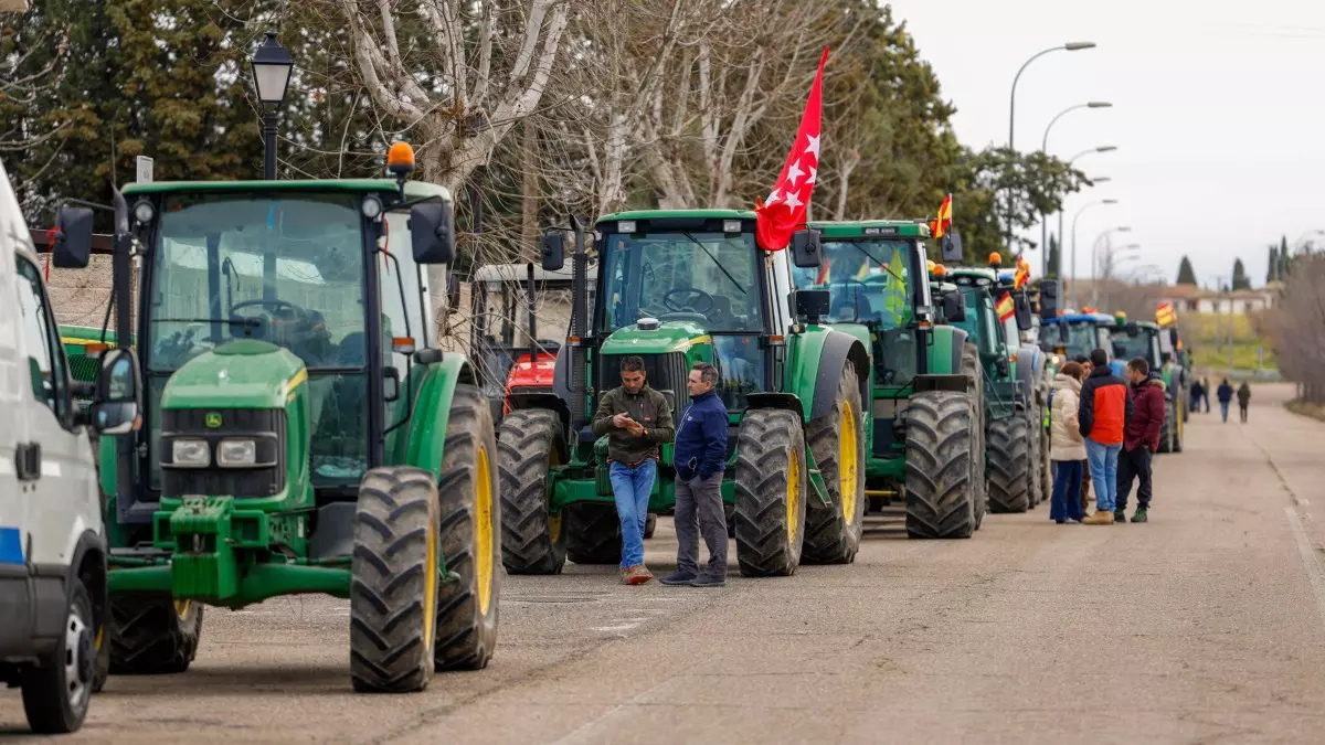 Varios agricultores aguardan el inicio de la marcha de tractores por la Comunidad de Madrid en Titulcia