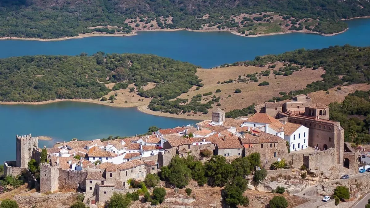 El pueblo de España que está ubicado dentro de un castillo