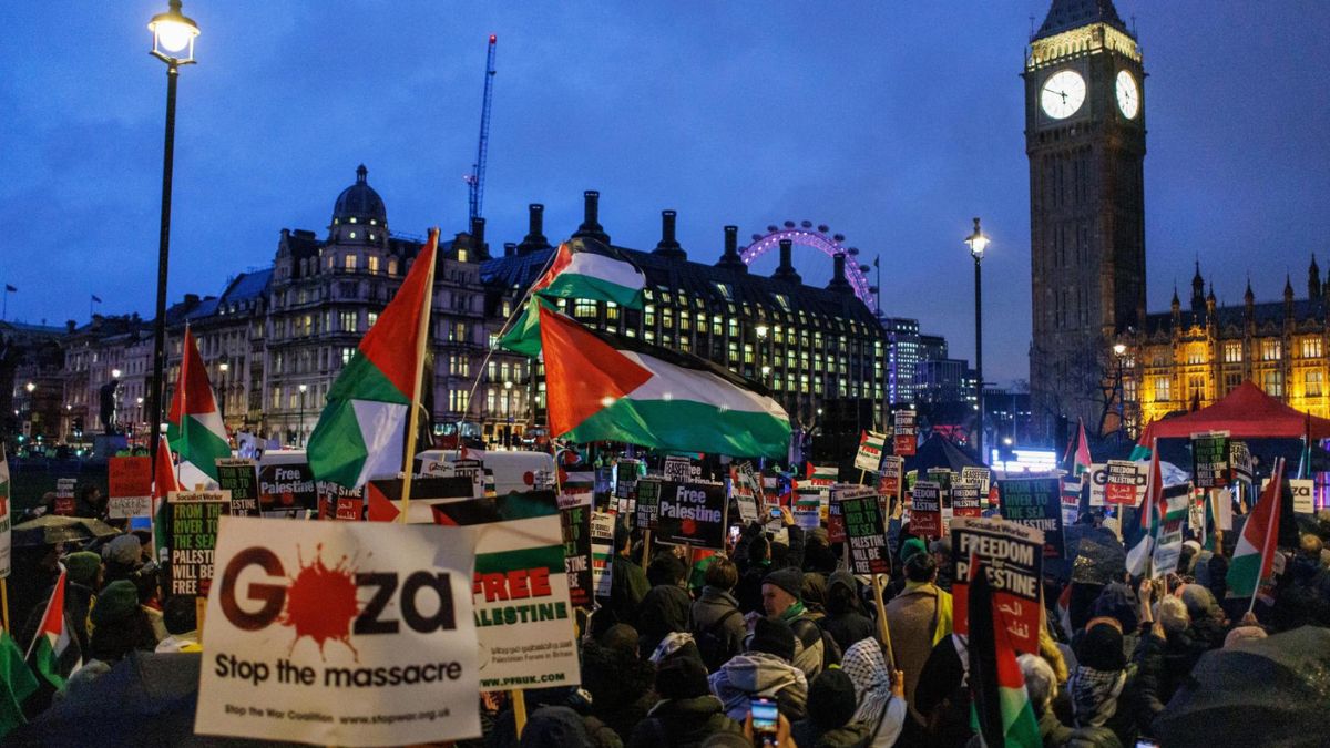 Manifestantes a favor de Gaza en la plaza del Parlamento de Reino Unido