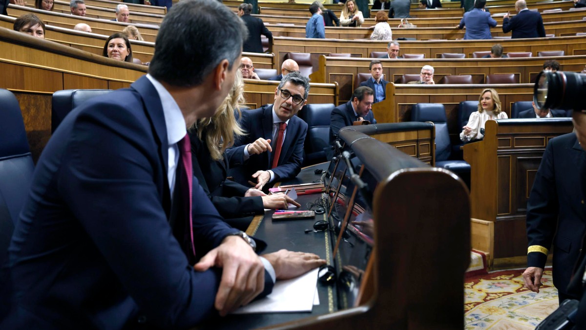 El presidente del Gobierno, Pedro Sánchez, habla con el ministro Félix Bolaños