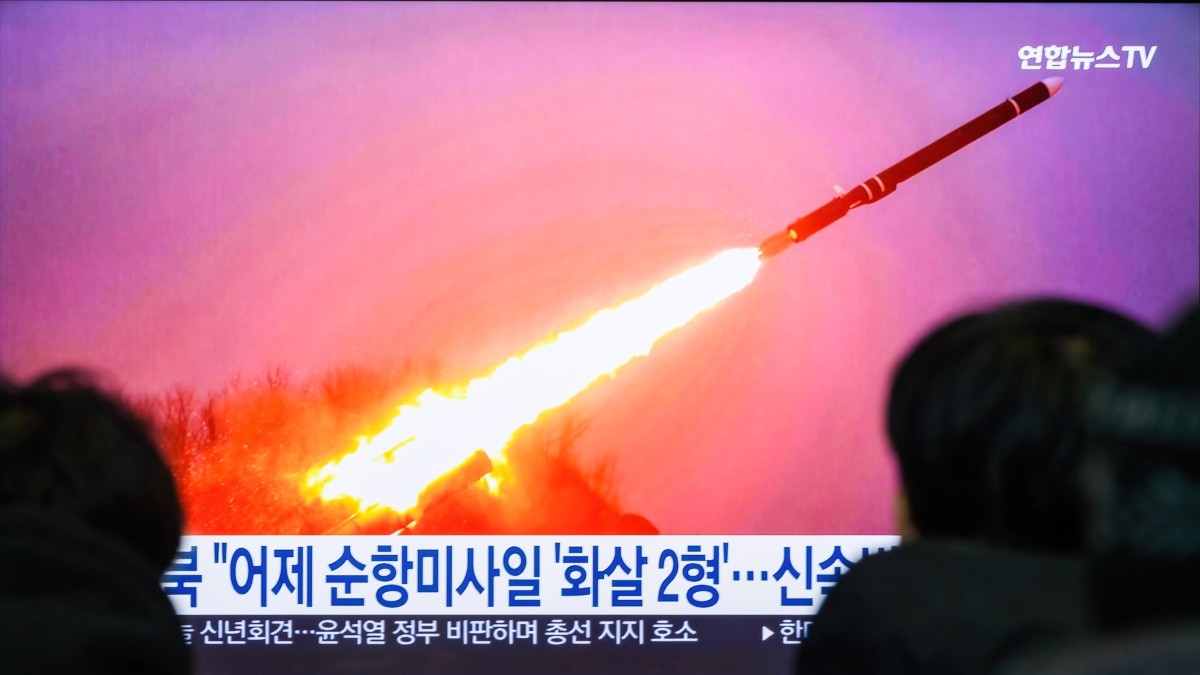 Una televisión en Corea del Sur muestra el lanzamiento de un misil de crucero por parte de Corea del Norte