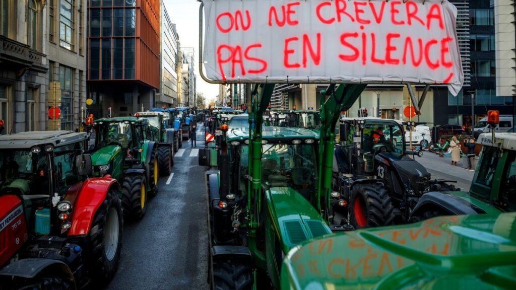 Filas de tractores en la calle Belliard, en Bruselas