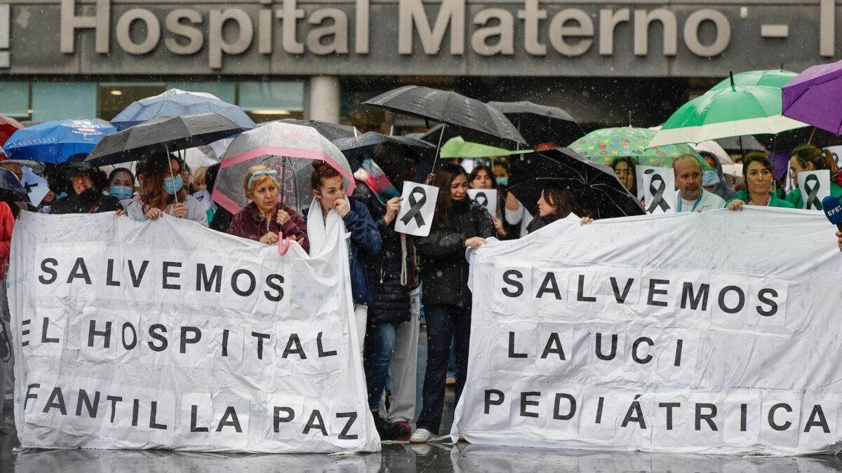 Empleados de la UCI pediátrica se manifiestan a las puertas del Hospital de La Paz