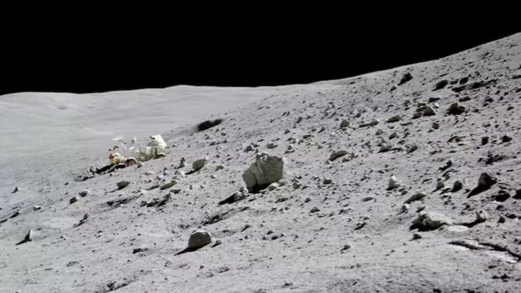 El vehículo lunar itinerante de la misión Apolo 16 en una ladera montañosa, cerca del lugar de aterrizaje del cráter Descartes