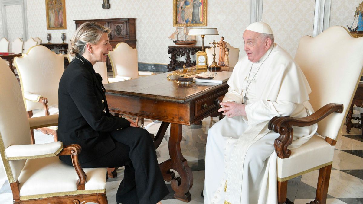 El papa Francisco conversa con Yolanda Díaz