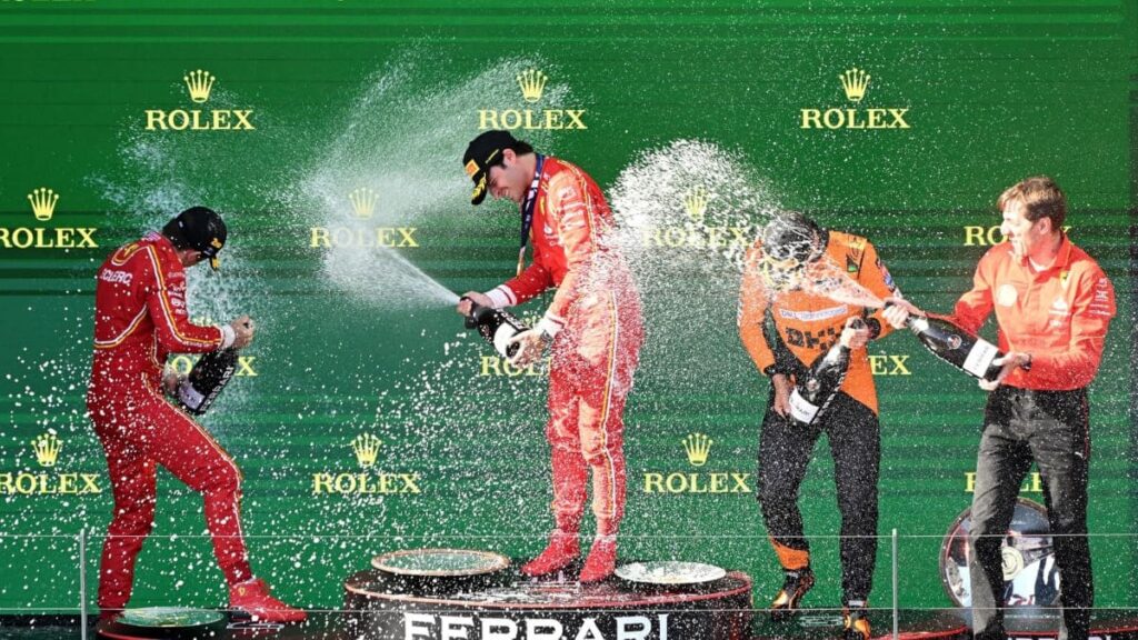 Carlos Sainz aprovecha el abandono de Verstappen y suma su tercer triunfo en la Fórmula 1