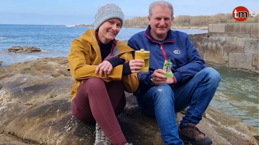 La familia de un surfista muerto en Florida viaja a Galicia para conocer el enclave donde apareció una botella con sus cenizas