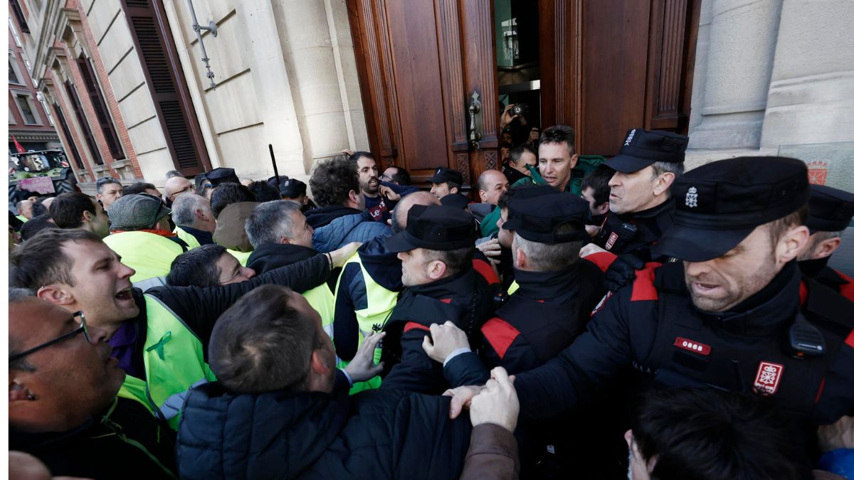 Un grupo de agricultores ha tratado de acceder este jueves al interior del Parlamento de Navarra, lo que les ha sido impedido por la Policía Foral.