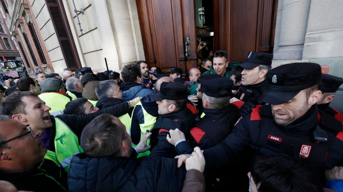 Un grupo de agricultores ha tratado de acceder este jueves al interior del Parlamento de Navarra, lo que les ha sido impedido por la Policía Foral.