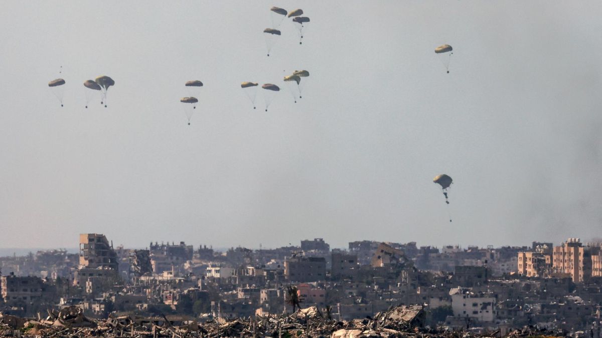 Al menos cinco muertos en Gaza tras fallar el paracaídas en varios paquetes de ayuda humanitaria