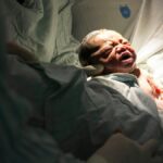 Un bebé recién nacido en una imagen de archivo INE