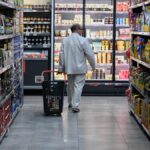 Casi el 50% de los hogares españoles tienen serias dificultades para pagar los alimentos, según la OCU
