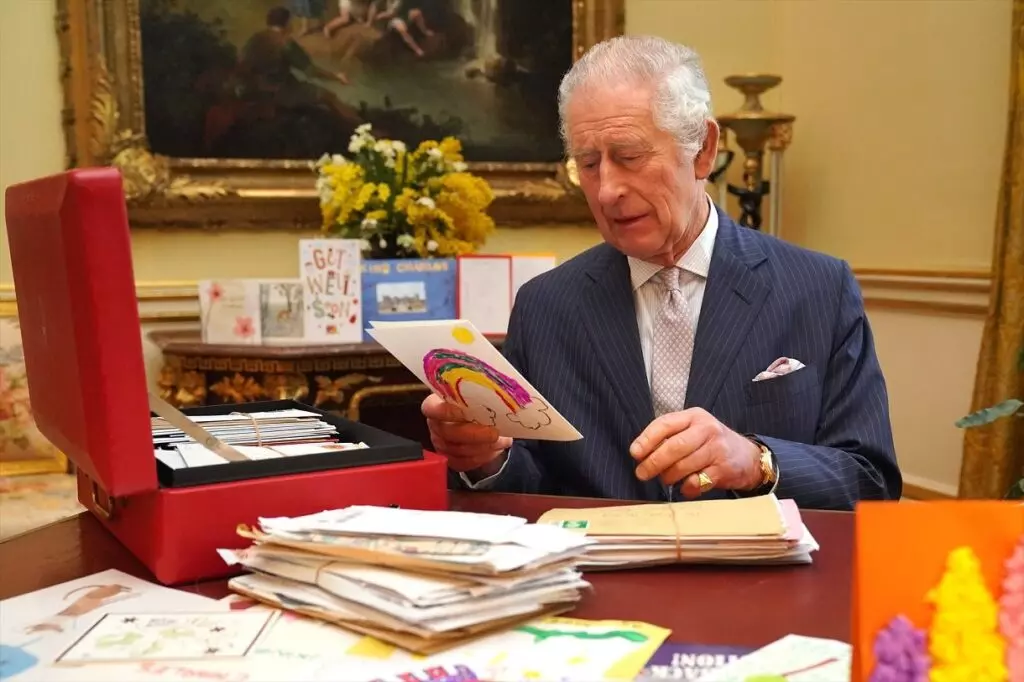 El rey Carlos III de Inglaterra lee las cartas de apoyo y ánimo que le envían