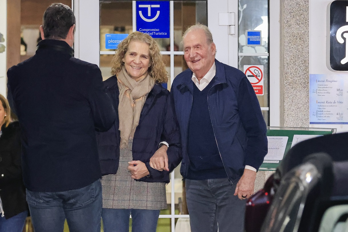 El rey Juan Carlos I y su hija, la infanta Elena, salen a cenar con amigos en Sanxenxo