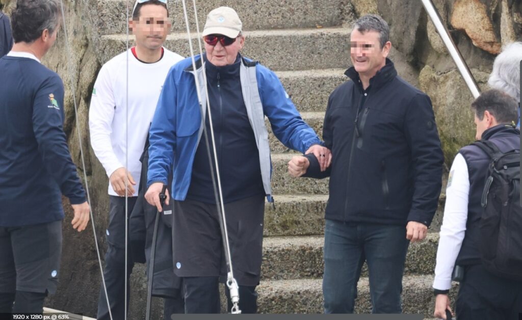El rey Juan Carlos necesita ayuda para caminar por sus problemas de movilidad