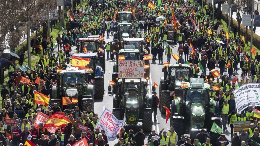 Un centenar de tractores marchan por el centro de Madrid para pedir reformas y precios justos