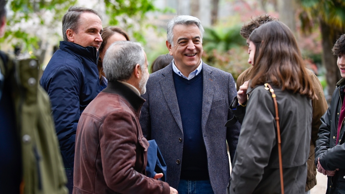 El presidente del PP del País Vasco y candidato a Lehendakari, Javier De Andrés (c), a su llegada a un acto político frente a la Diputación, a 30 de marzo de 2024