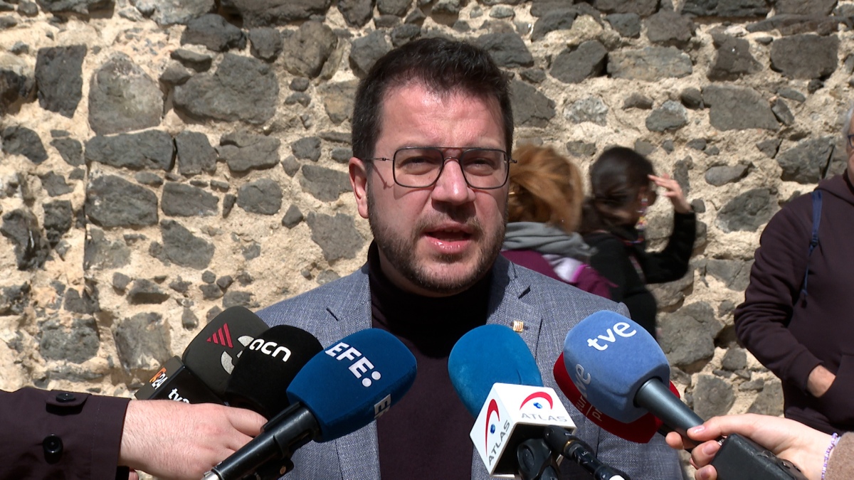 El presidente de la Generalitat, Pere Aragonès, en declaraciones a los periodistas en Hostalric (Girona) 12M
