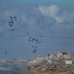 Paquetes de ayuda humanitaria lanzados por un avión de Estados Unidos caen en la costa de Gaza