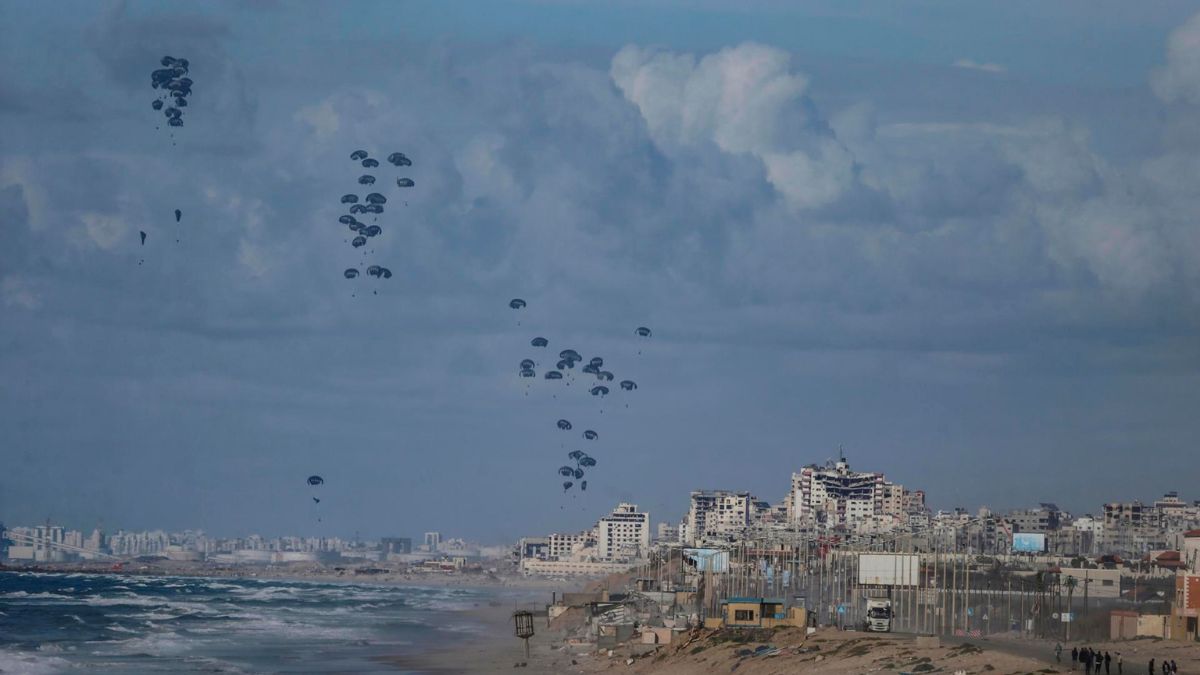 Paquetes de ayuda humanitaria lanzados por un avión de Estados Unidos caen en la costa de Gaza