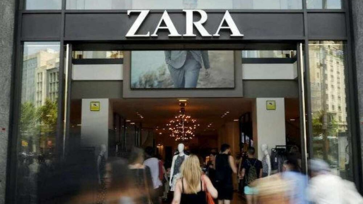 Gente comprando en una tienda de Zara