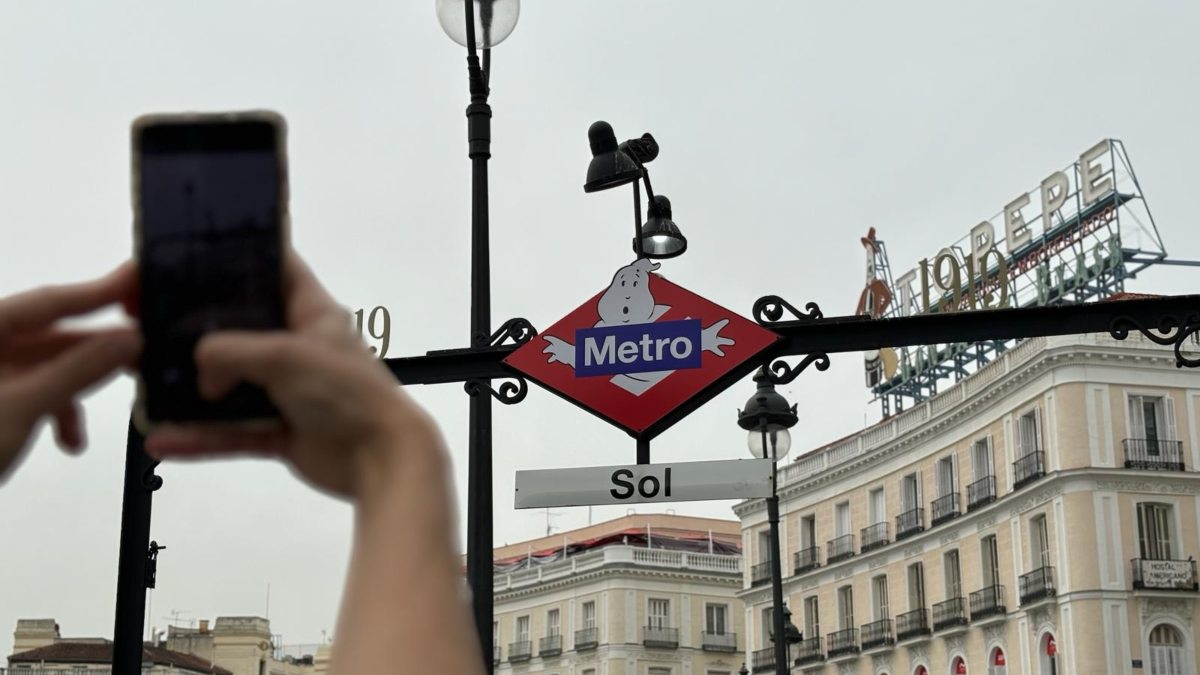 Metro de Madrid 'atrapa' a los viajeros de Sol con el logo de Cazafantasmas