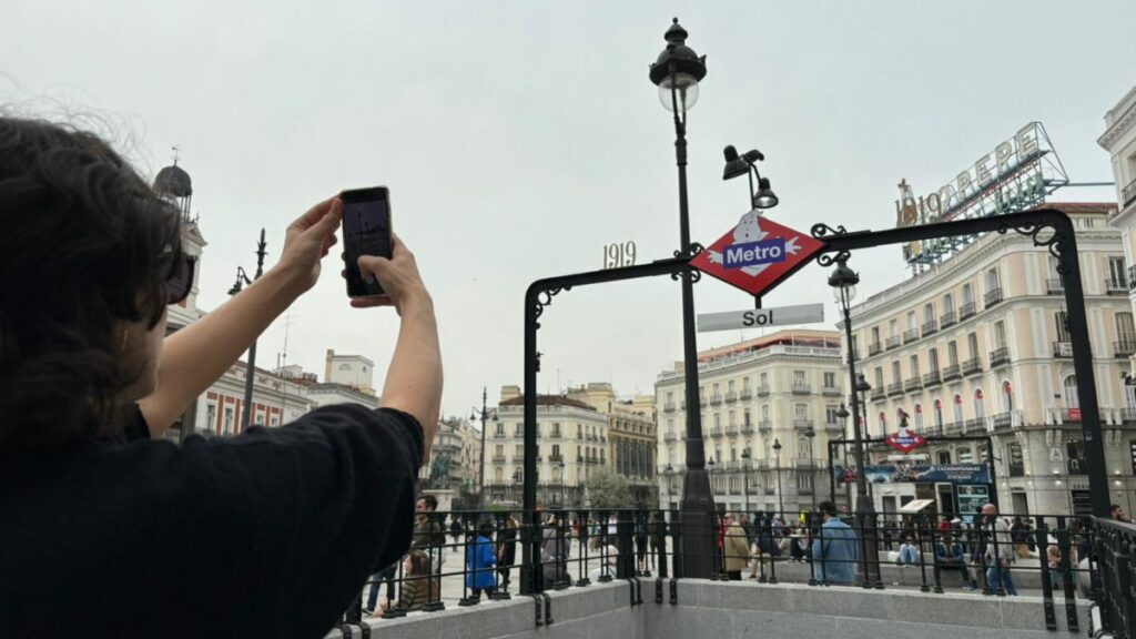 Metro de Madrid 'atrapa' a los viajeros de Sol con el logo de Cazafantasmas