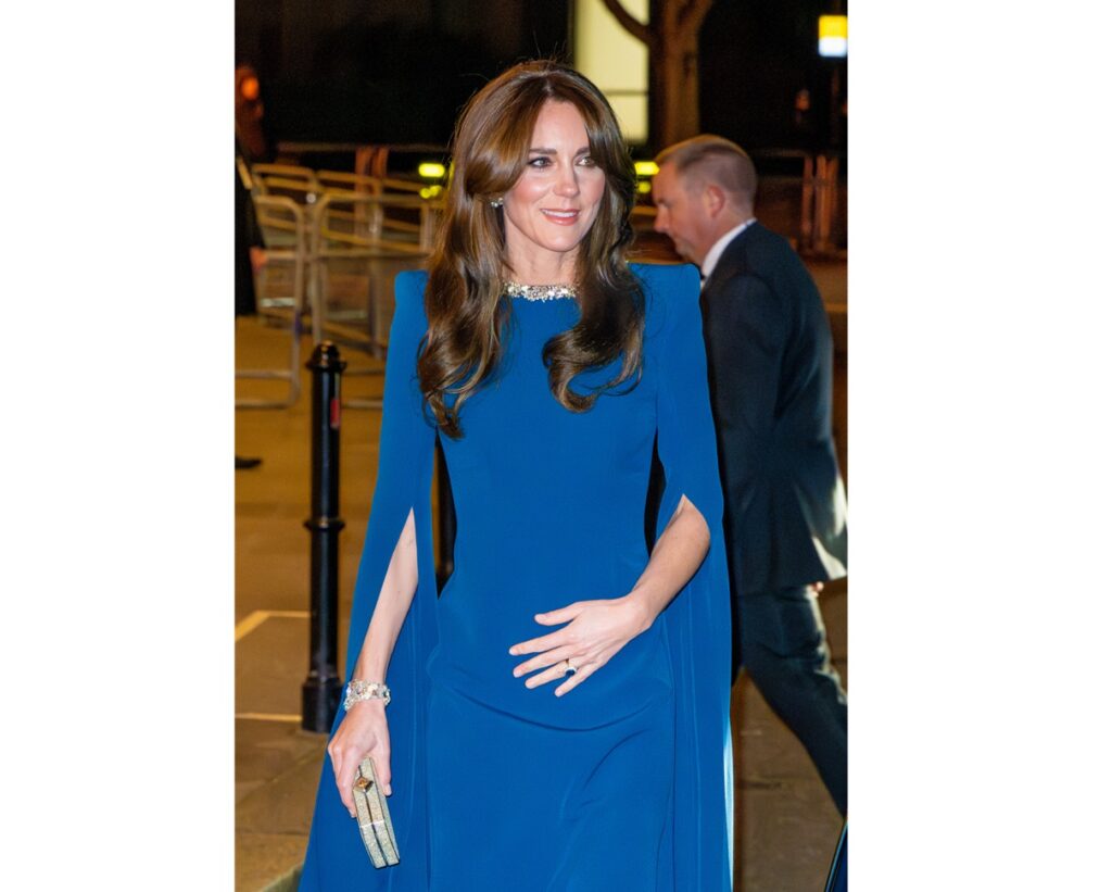 Kate Middleton, tocándose la tripa en noviembre de 2023