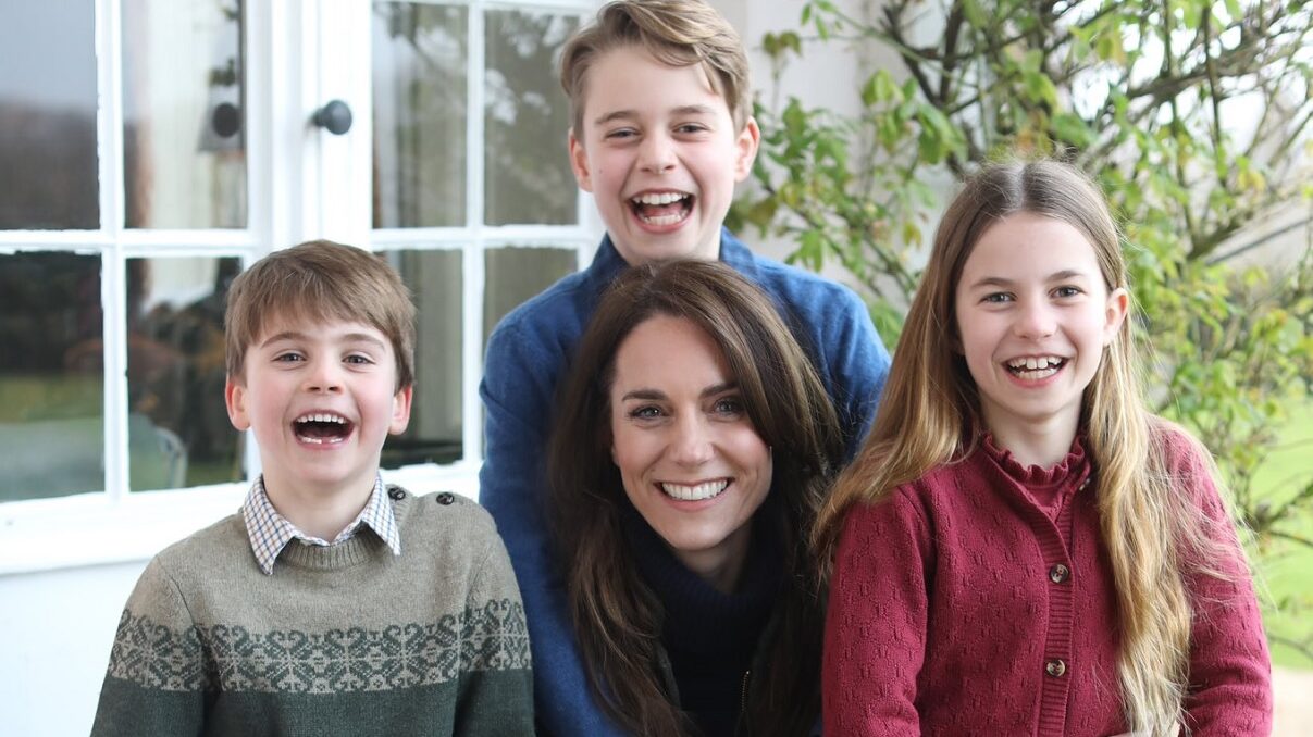 La foto de Kate Middleton con sus hijos está editada con Photoshop