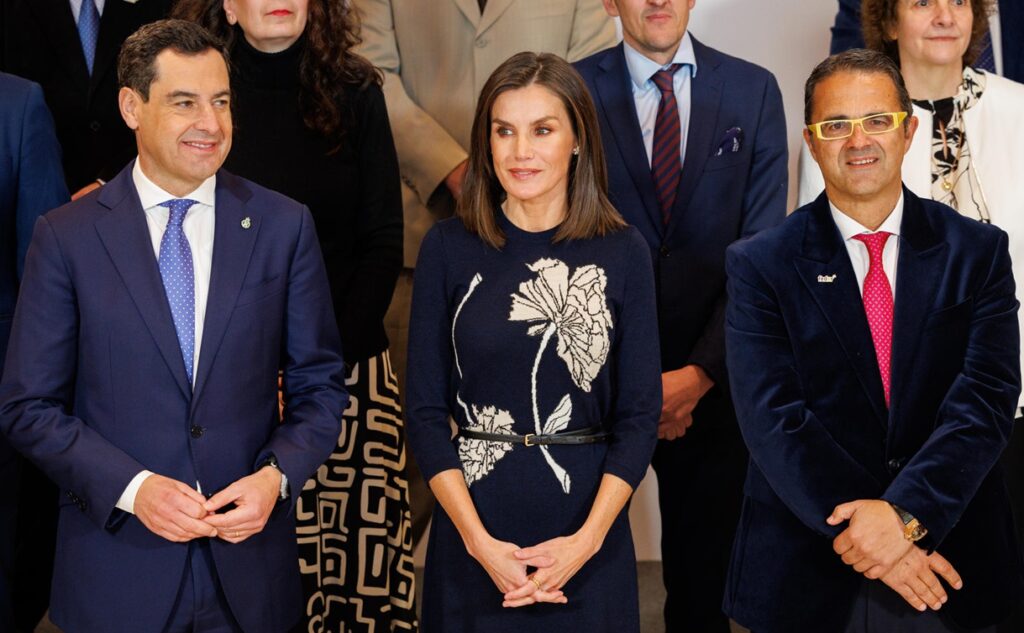 La reina Letizia con el presidente de la Junta de Andalucía, Juanma Moreno, y el presidente de FEDER, Juan Carrión, en Sevilla