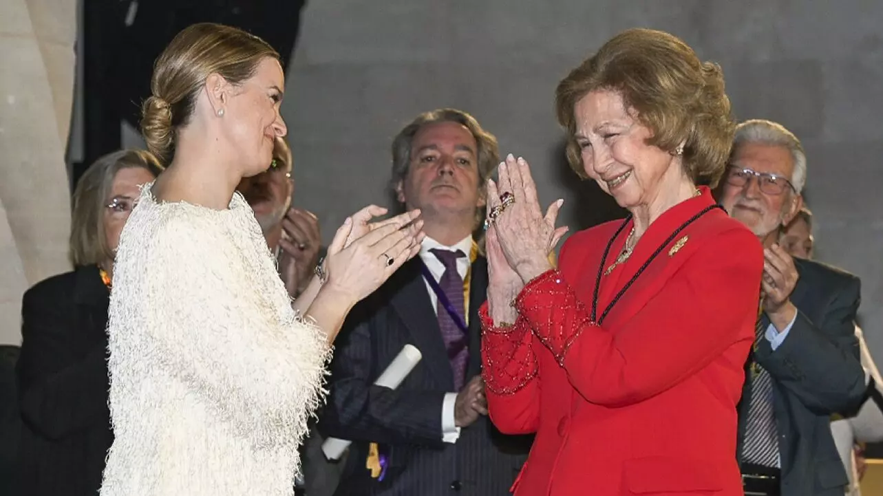 La reina Sofía se lanza a la pista a bailar en la boda de Marta Urquijo