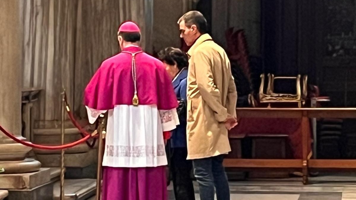 Pedro Sánchez junto a la embajadora de España ante el Vaticano, Isabel Celáa.