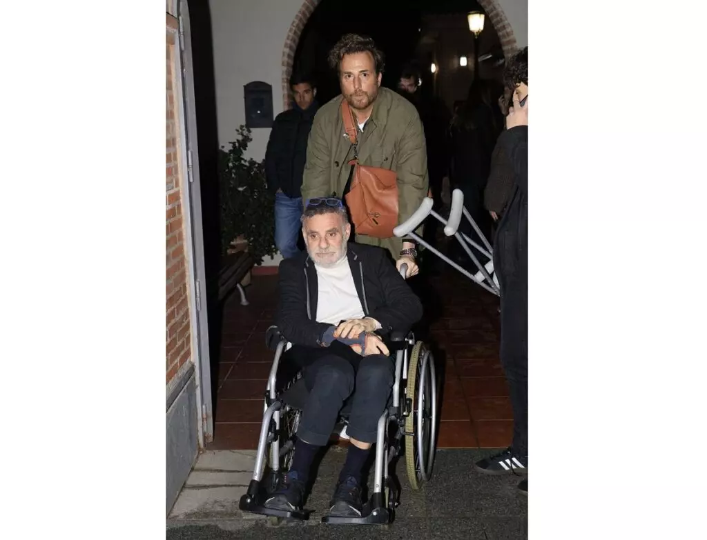 Raúl Prieto y su marido Joaquín Torres, saliendo del tanatorio tras la muerte de la madre del arquitecto