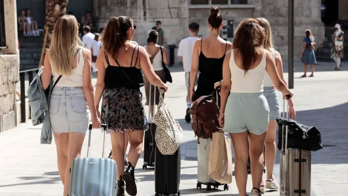 España se endeuda para irse de vacaciones: los préstamos para viajes se triplican en dos años La maldición del turismo