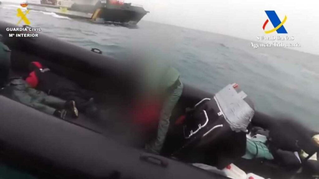 Varias narcolanchas vuelven a embestir a una patrullera de la Guardia Civil en la costa de Manilva (Málaga)