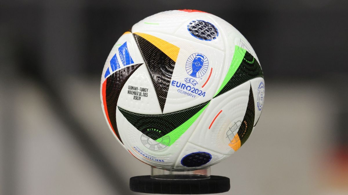 Un balón de Adidas con motivo de un partido de fútbol de la selección de Alemania