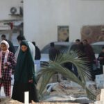 Mujeres en el cementerio a las afueras del hospital Al Shifa de Gaza