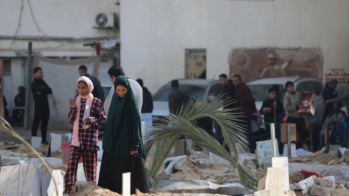 Mujeres en el cementerio a las afueras del hospital Al Shifa de Gaza
