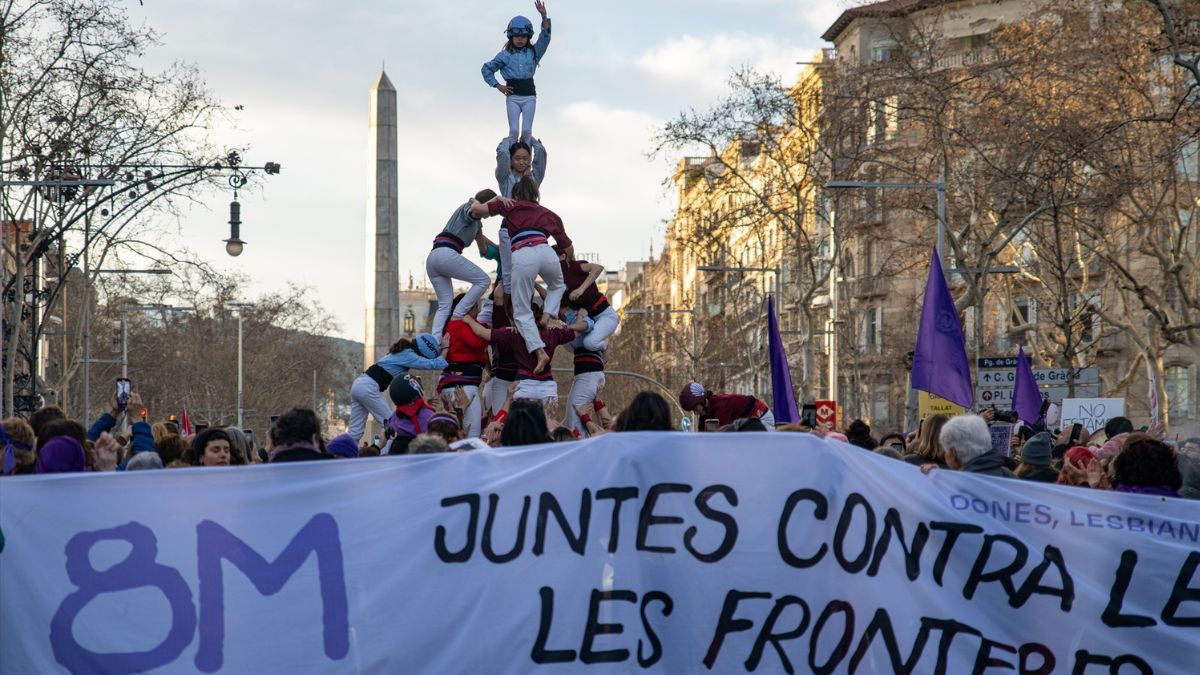 Un grupo de mujeres hace un castell durante la manifestación del 8M de Barcelona