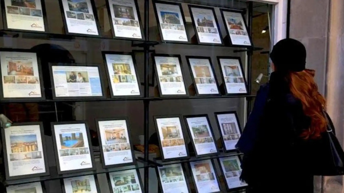Imagen de una clienta que consulta los precios de varias viviendas de alquiler