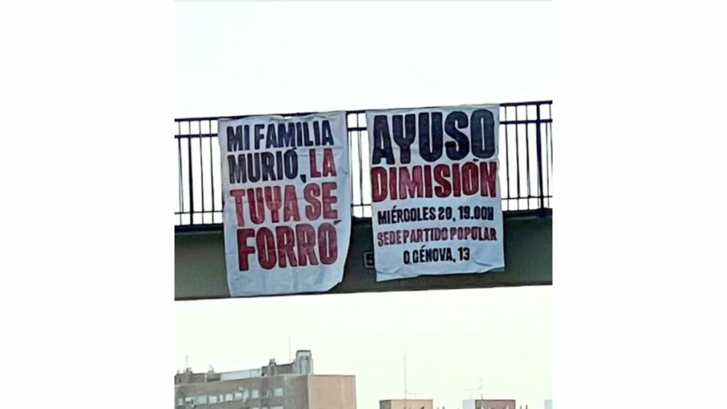 Pancarta en Madrid con la convocatoria de la manifestación para pedir la dimisión de Isabel Díaz Ayuso
