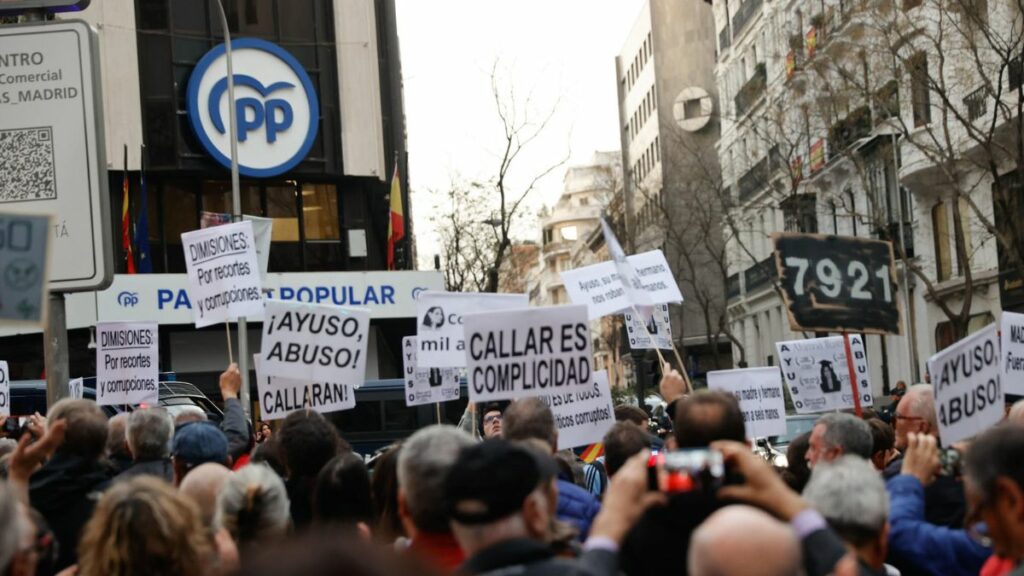 Cientos de personas acuden la sede del PP en Génova entre gritos de 